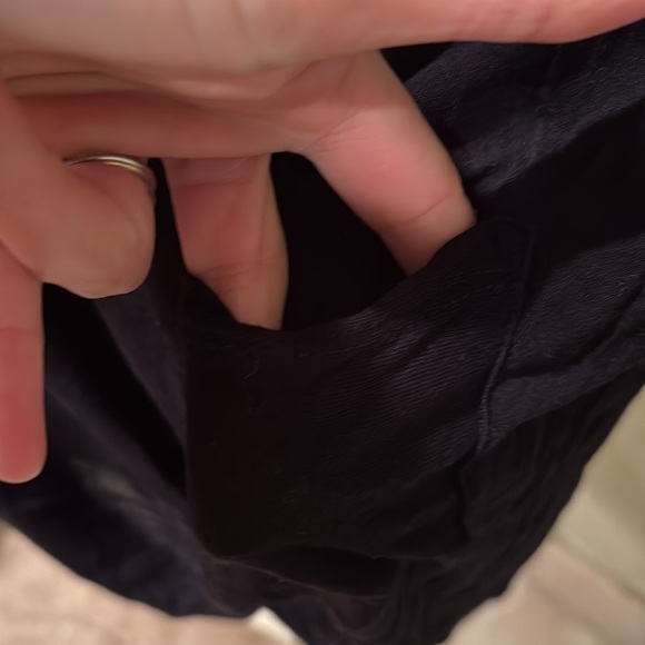 Hinge woman's cute black tee shirt with a knot at the bottom of it - Picture 5 of 11